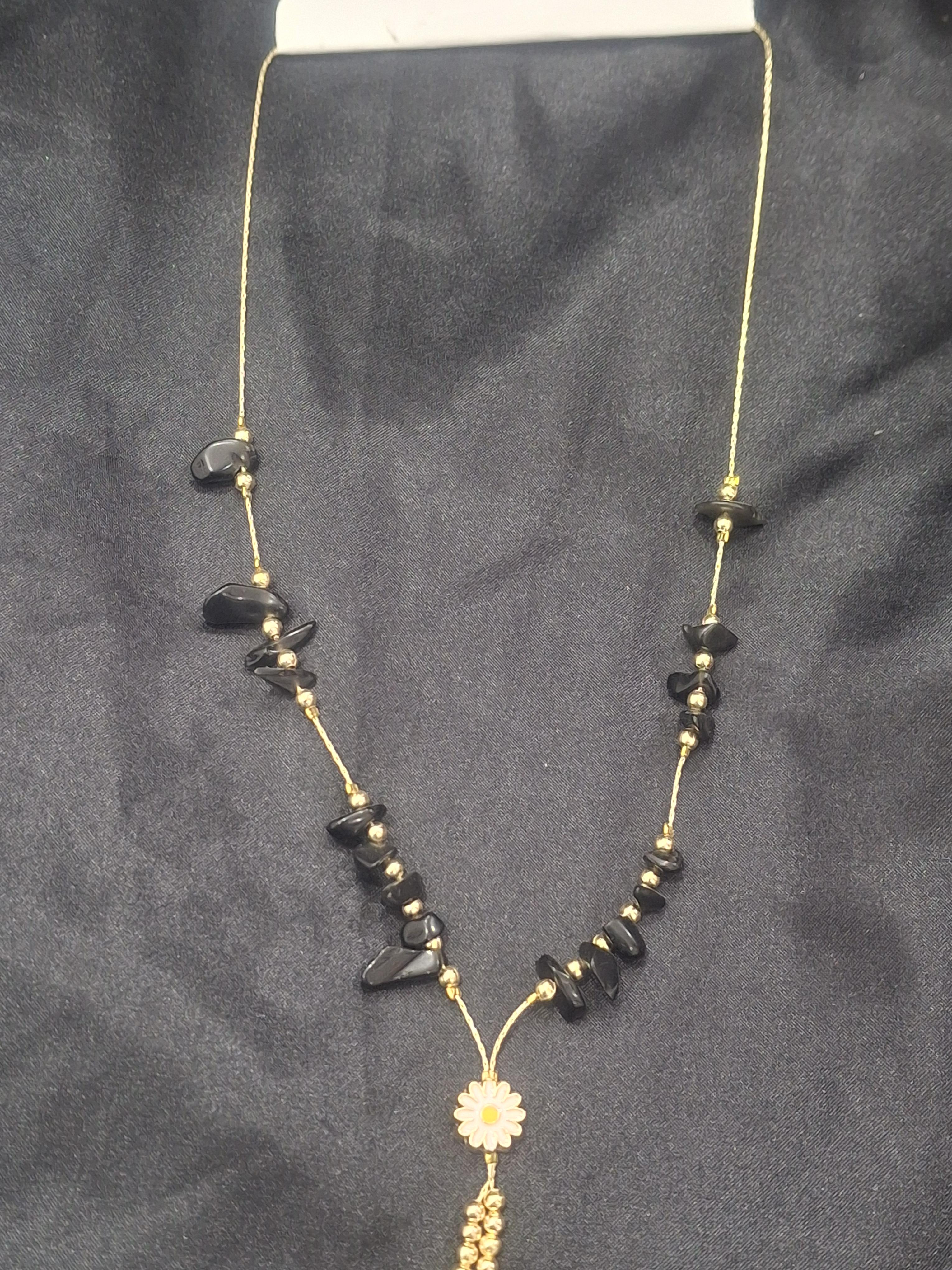 Siyah taşlı papatya detay kolye