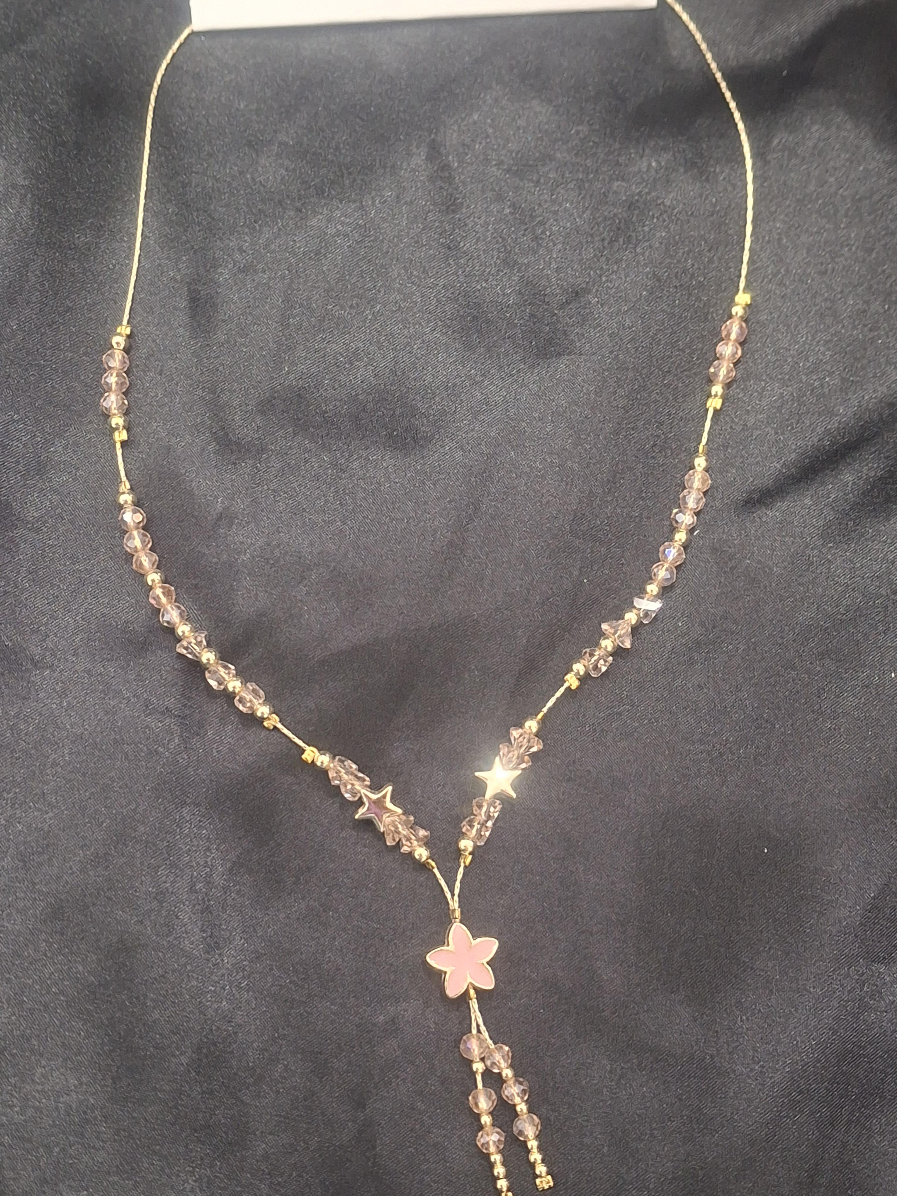 Pembe çiçek detaylı kolye