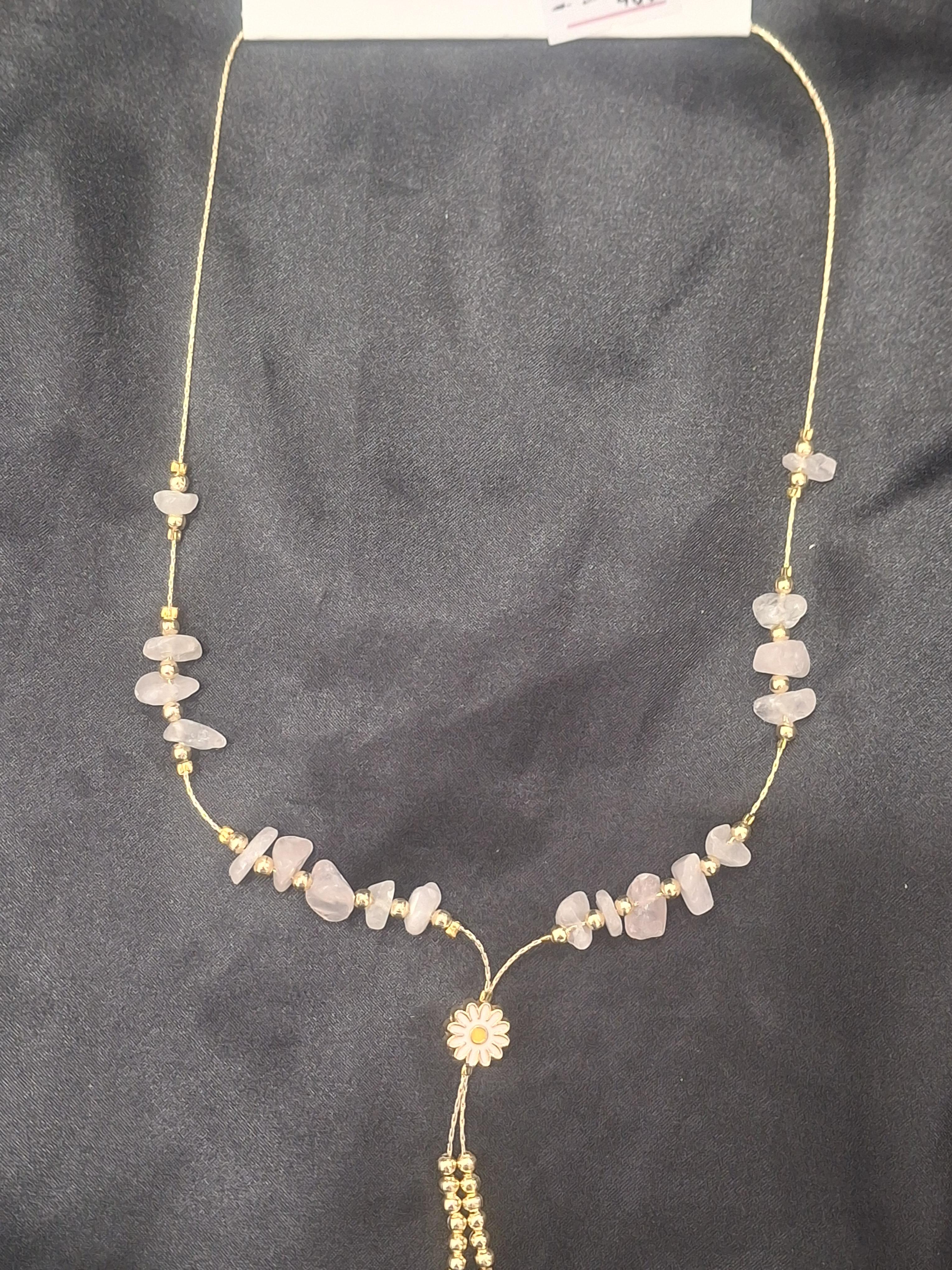 Papatya detay pembe taşlı kolye