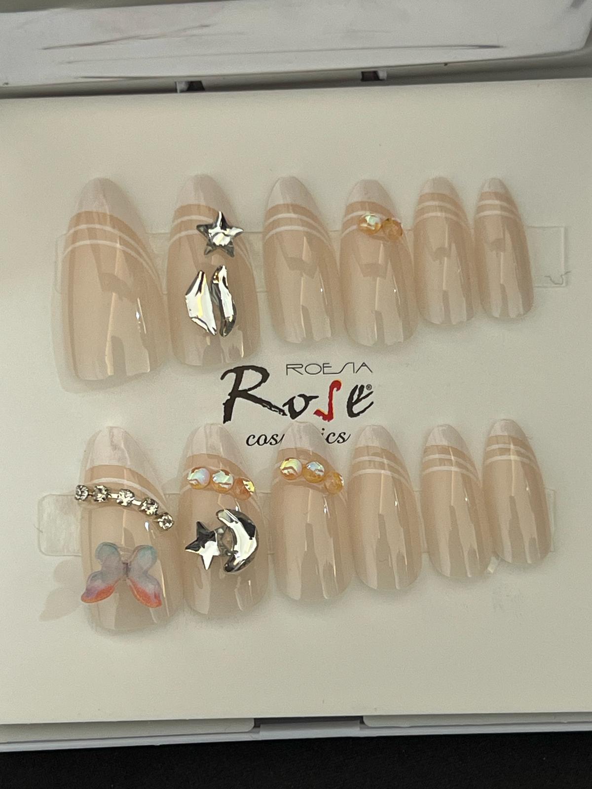 Ay yıldızlı detaylı ve kelebek taşlı takma tırnak