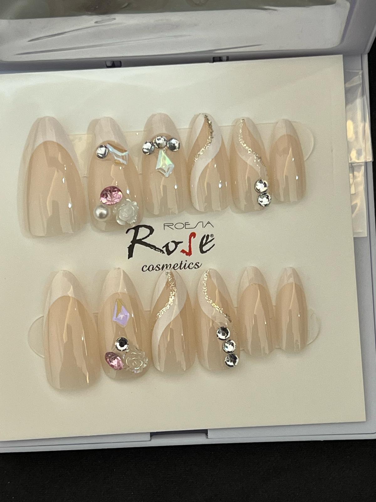 Gül detaylı frenç model taşlı takma tırnak