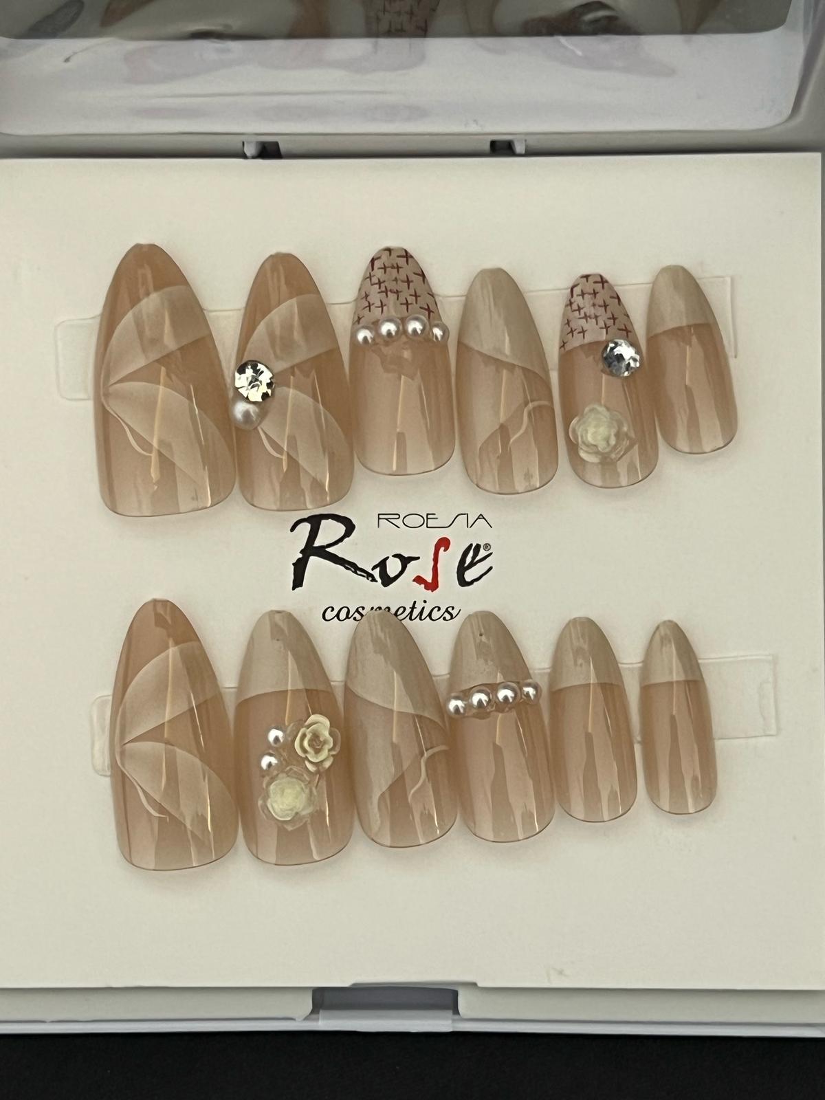 Boncuk ve gül detaylı taşlı takma tırnak