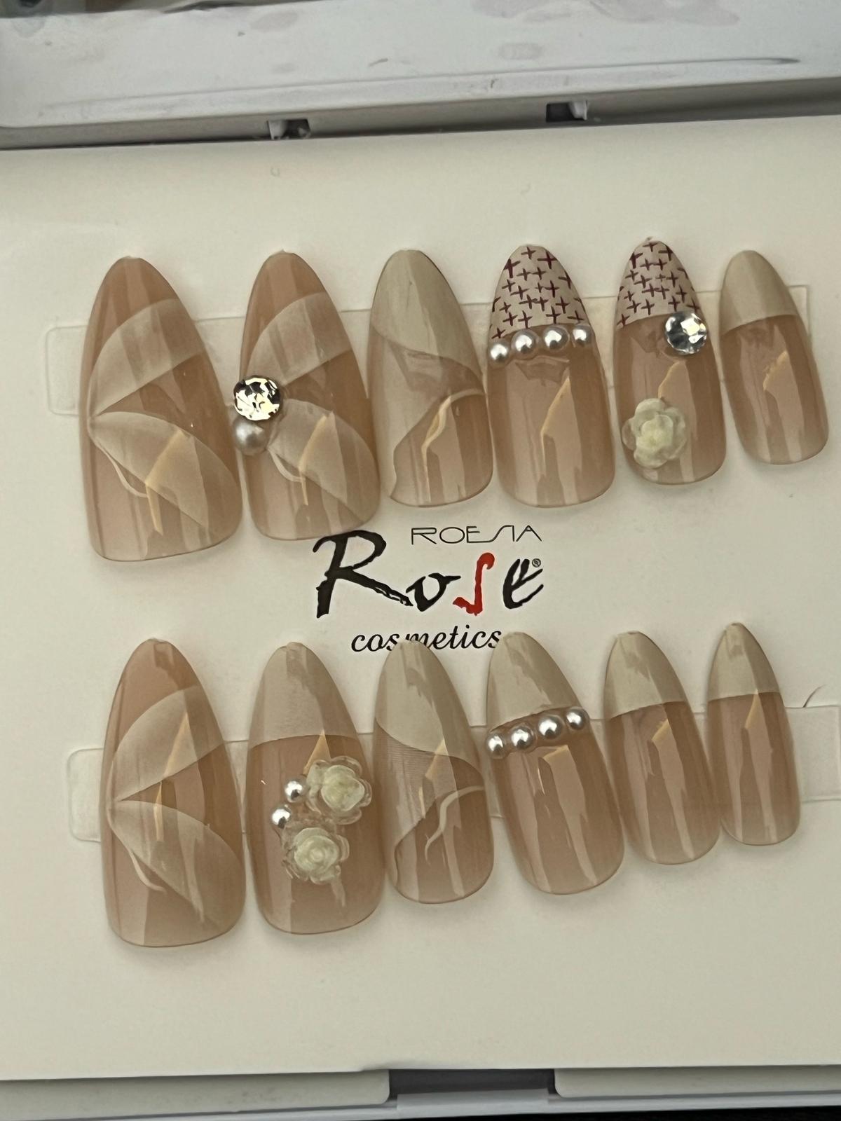 Gül ve boncuk detaylı takma tırnak