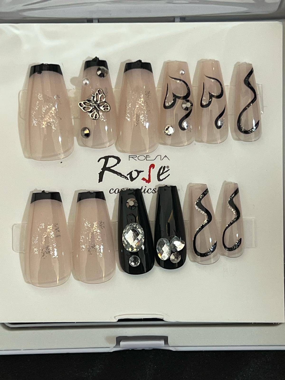 Siyah frenç ve kelebek detay takma tırnak