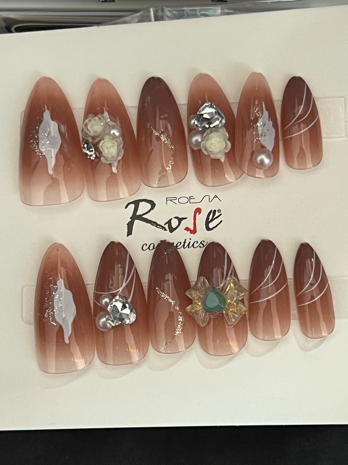 Kurdele,kalp ve çiçek detaylı takma tırnak