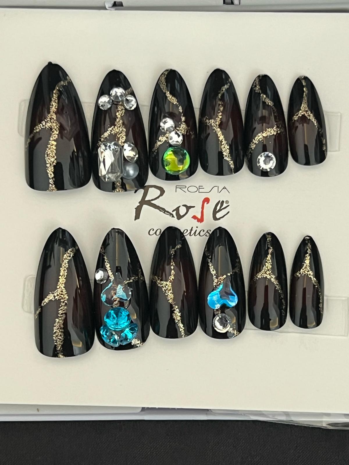 Siyah renk mavi taş detaylı takma tırnak