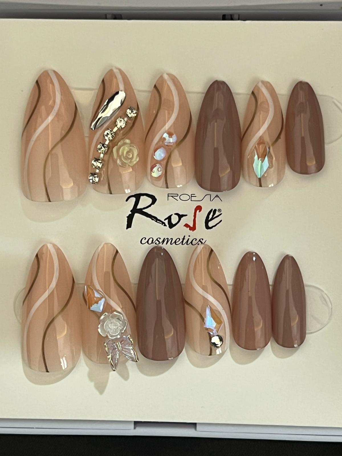 Çiçekli ve kelebek detaylı taşlı takma tırnak