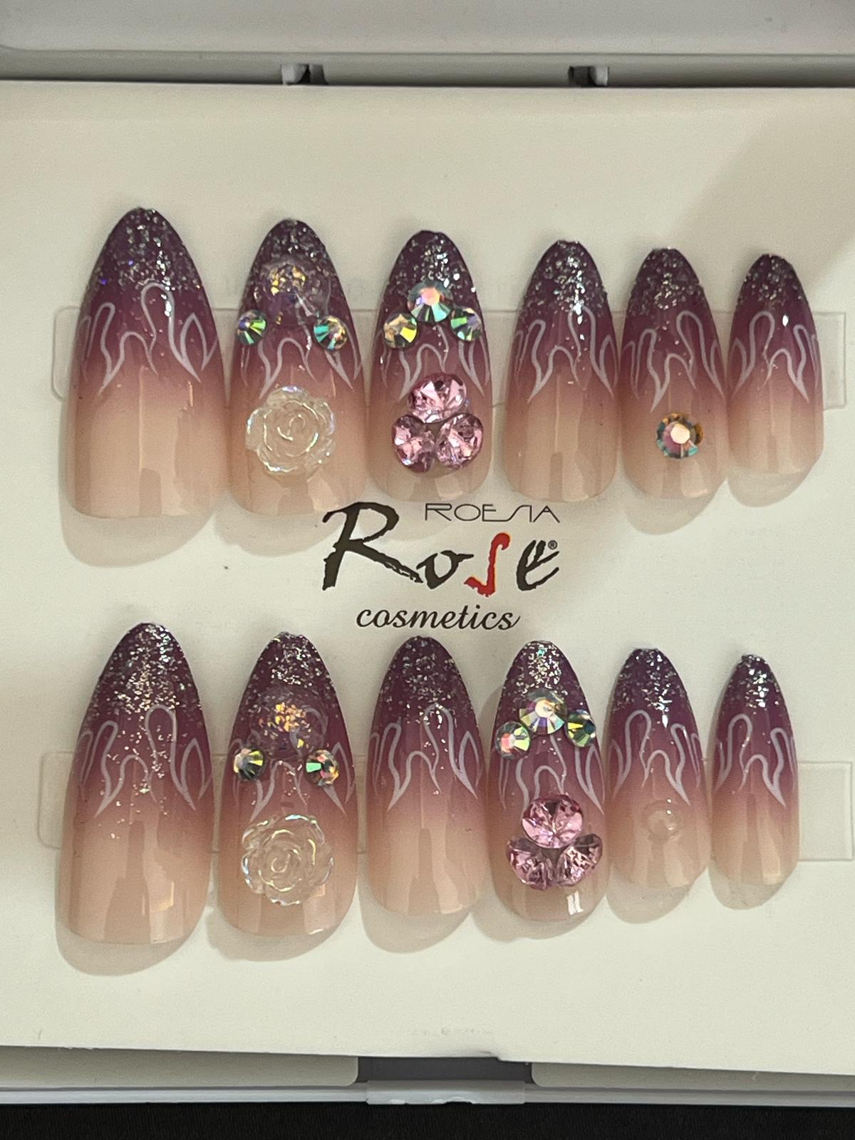 Mor ombreli gül detay takma tırnak