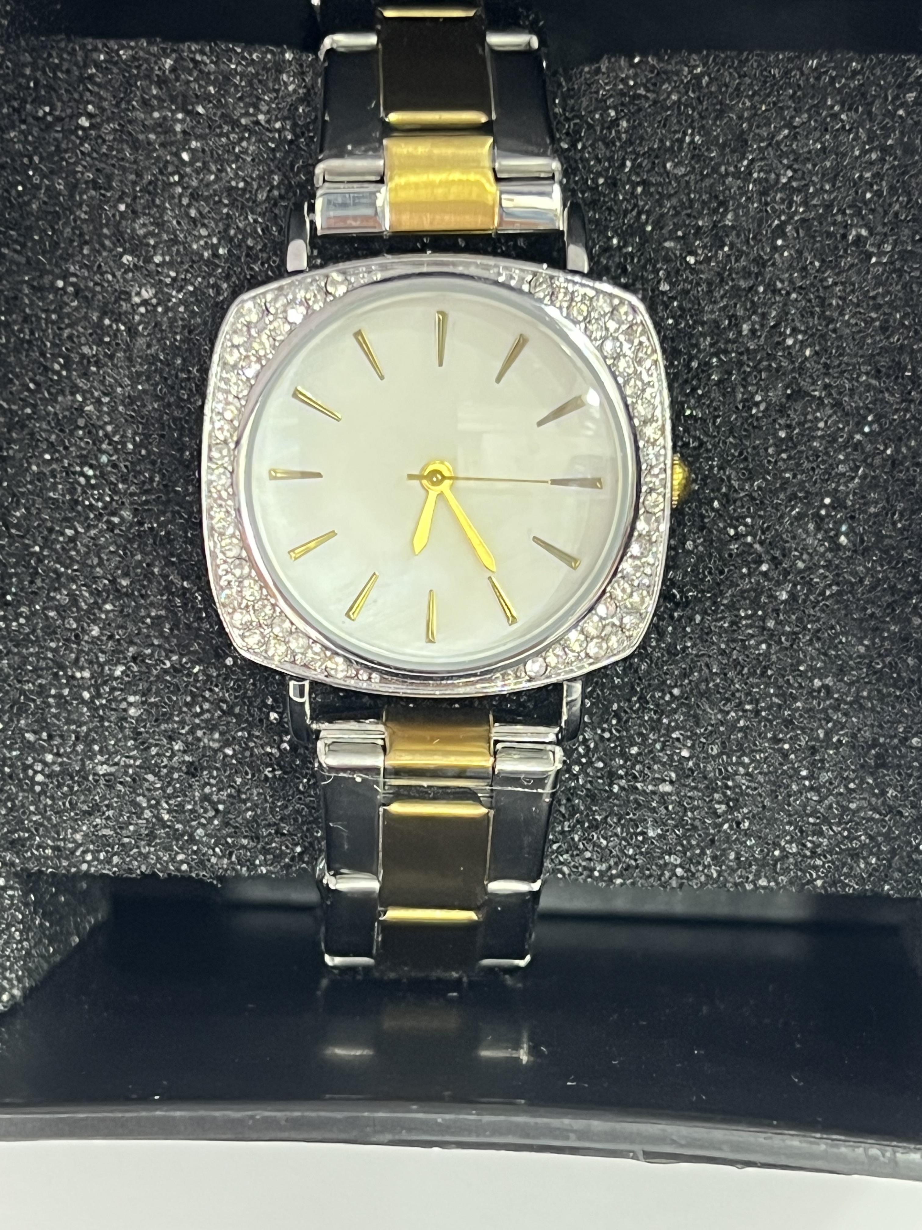 Taş detaylı kadın kol saati