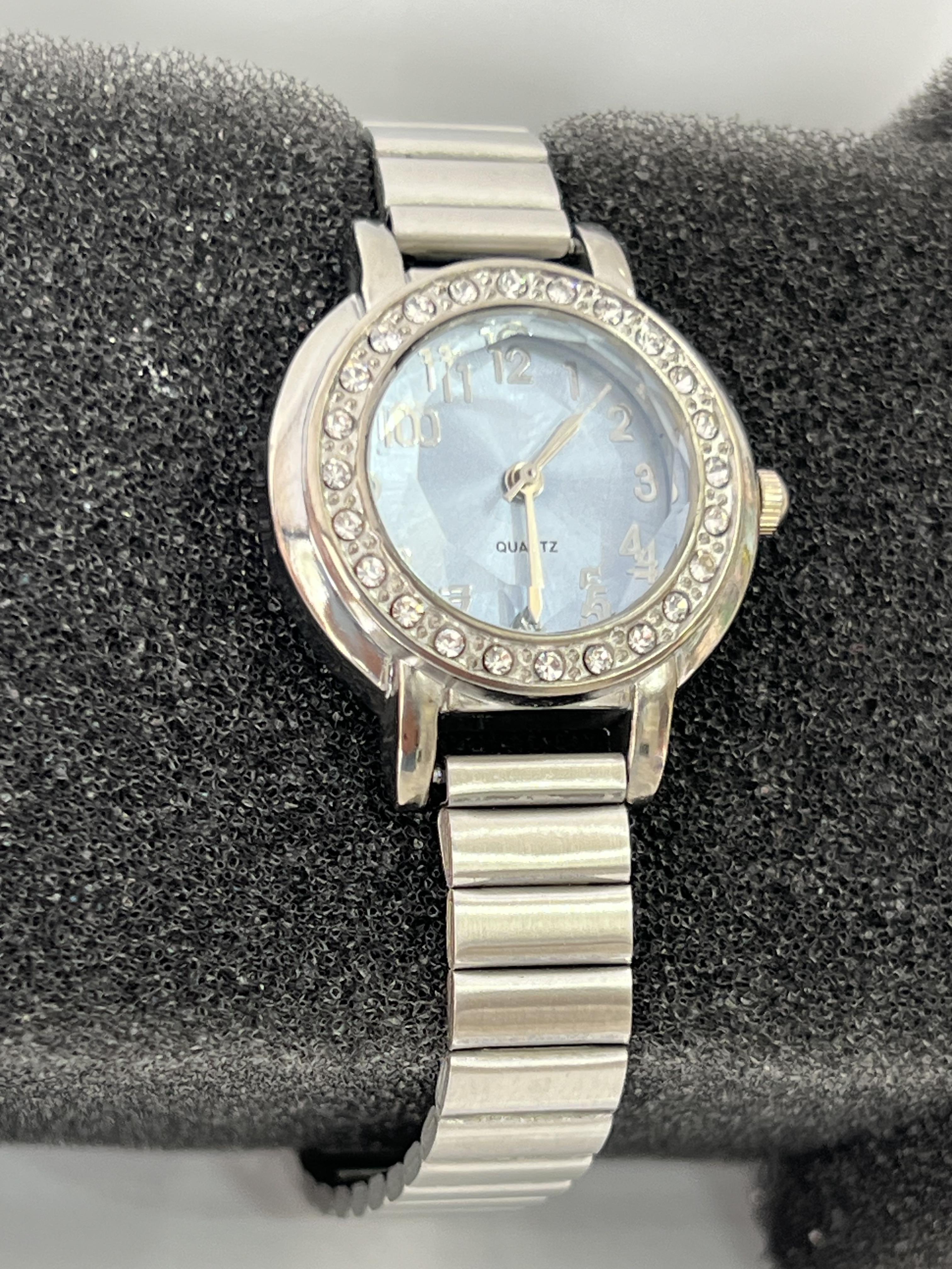 Taşlı gümüş renk çelik kadın kol saati