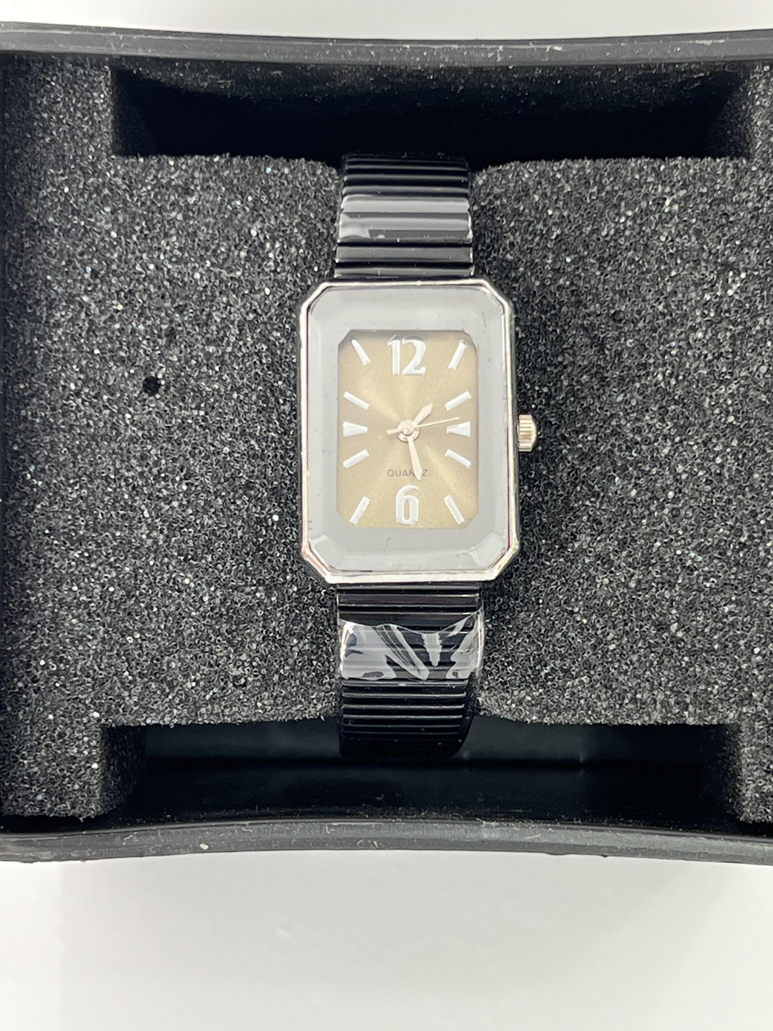 Siyah kordonlu dikdörtgen kasa çelik kadın kol saati