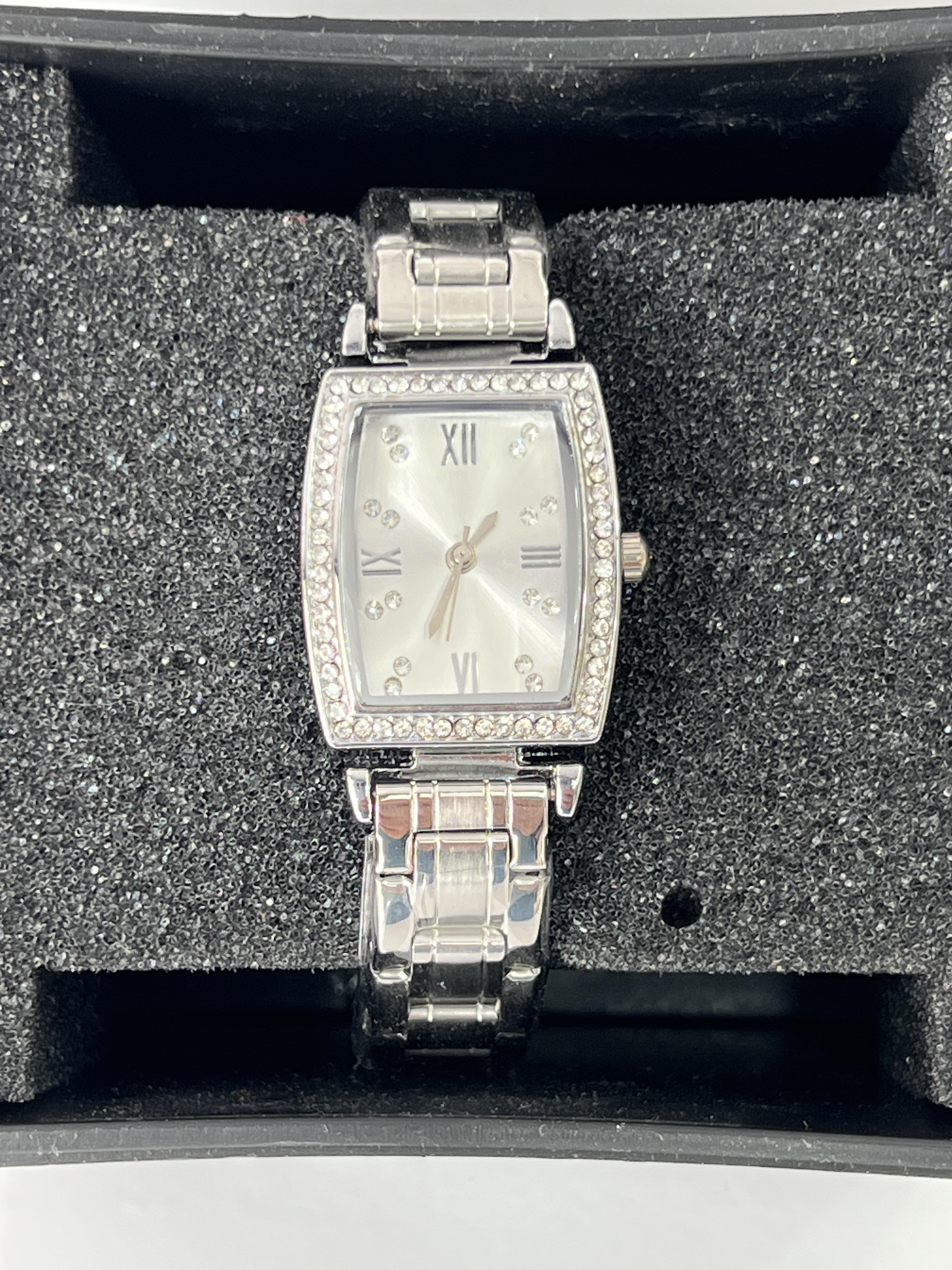 Taşlı çelik kadın kol saati