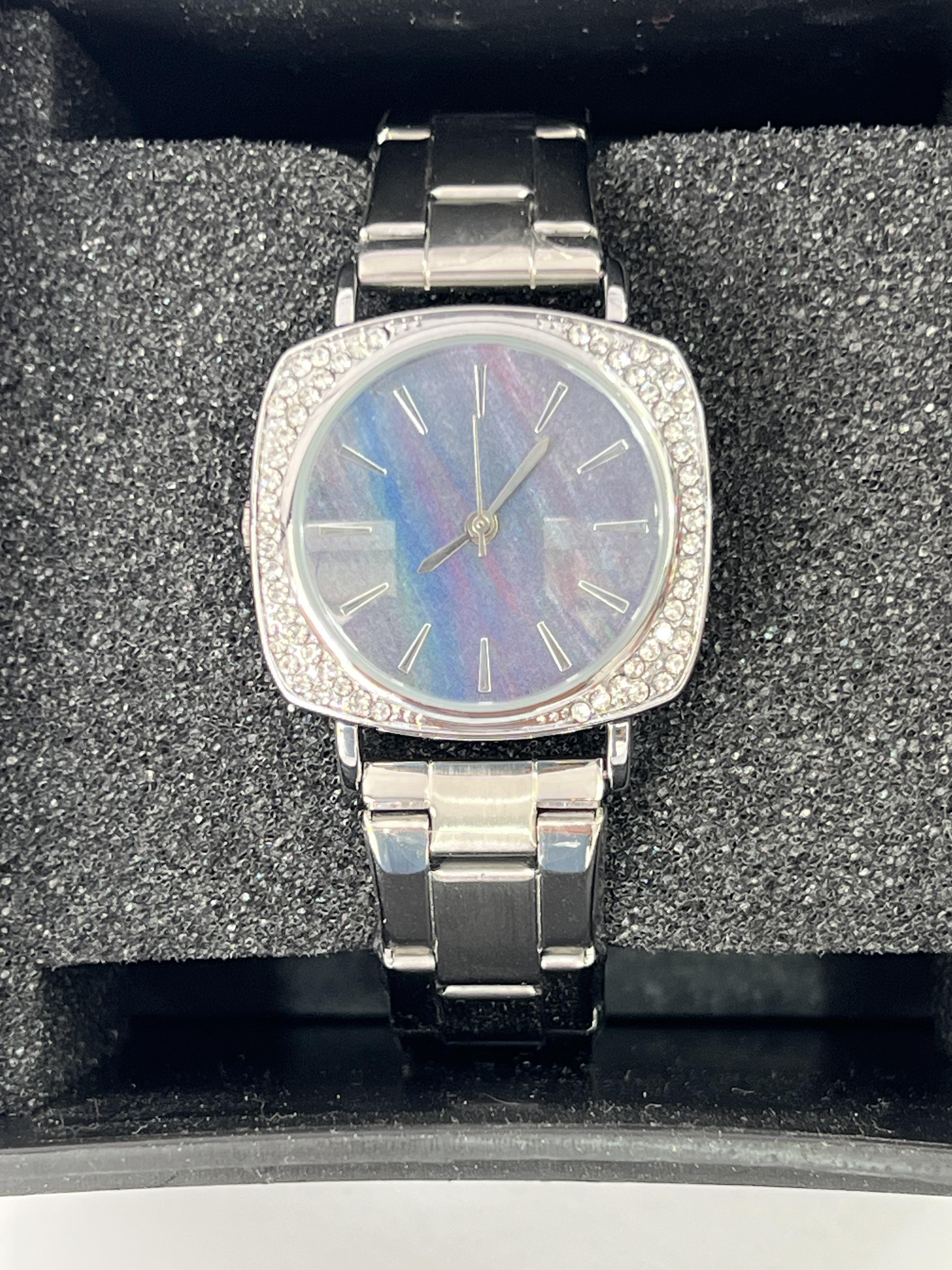 Taşlı içi mavi yansımalı çelik kadın kol saati