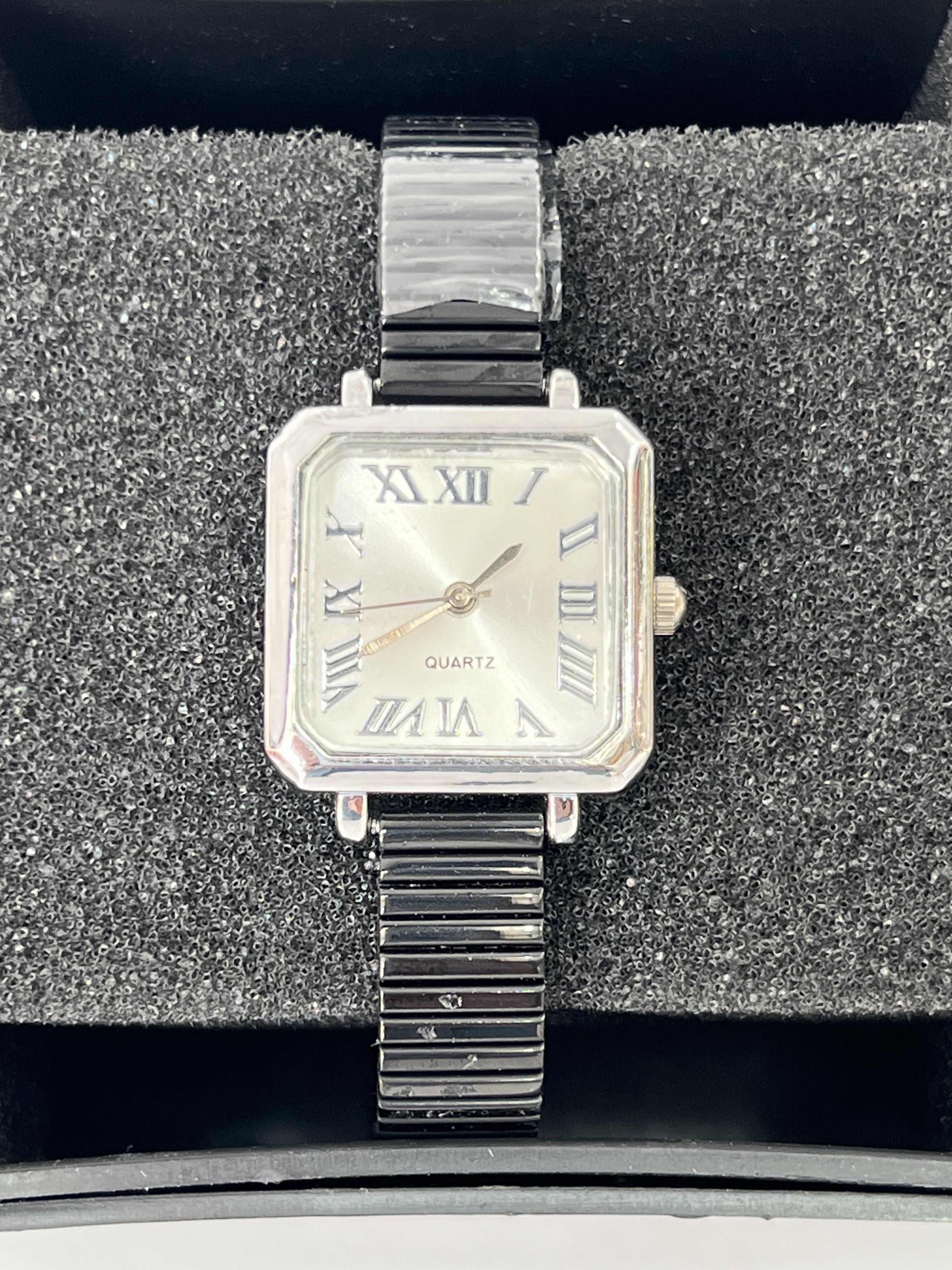 Kare kasa gümüş renk kadın kol saati