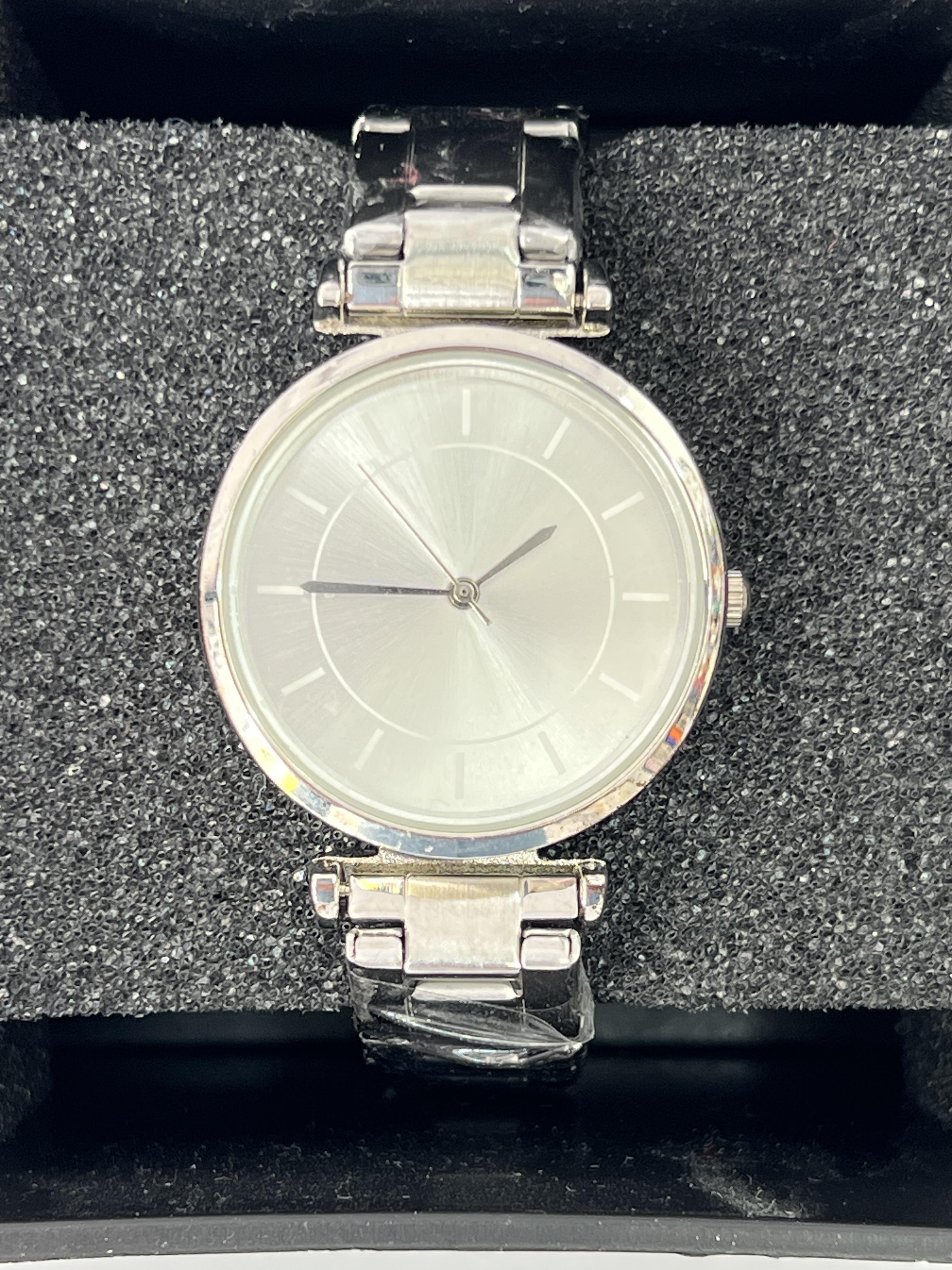 Gümüş renk kadın kol saati