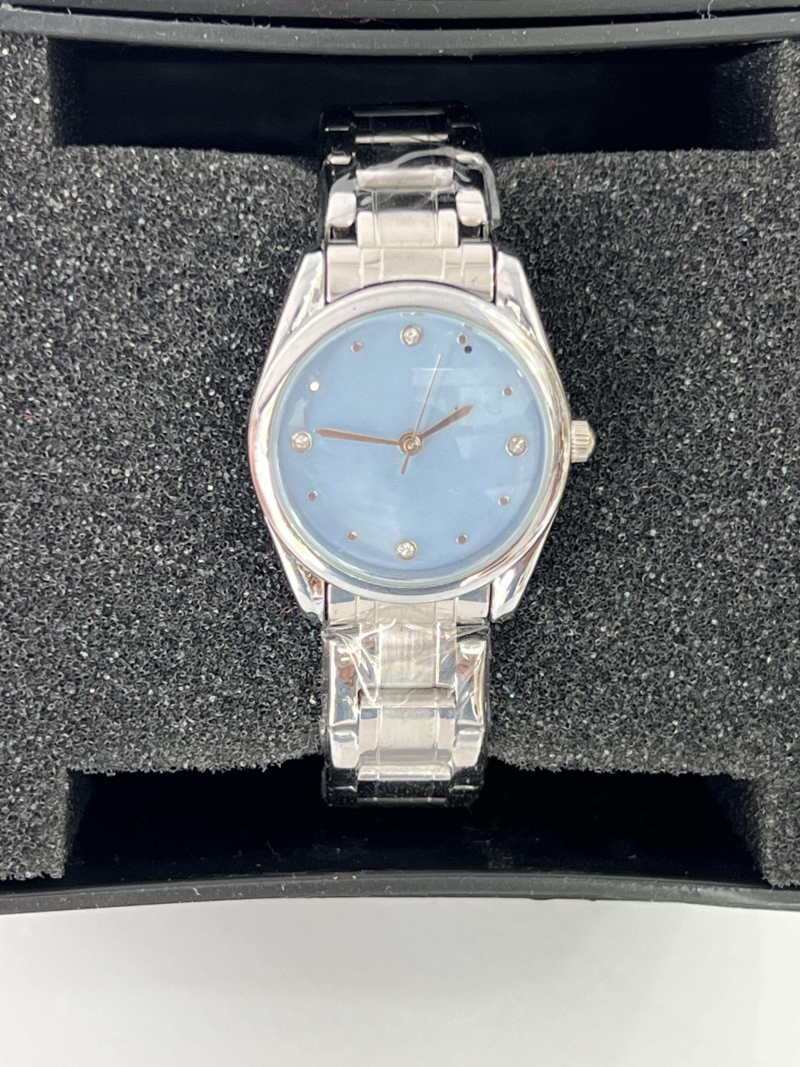 Kasa içi buz mavisi renk gümüş kadın kol saati