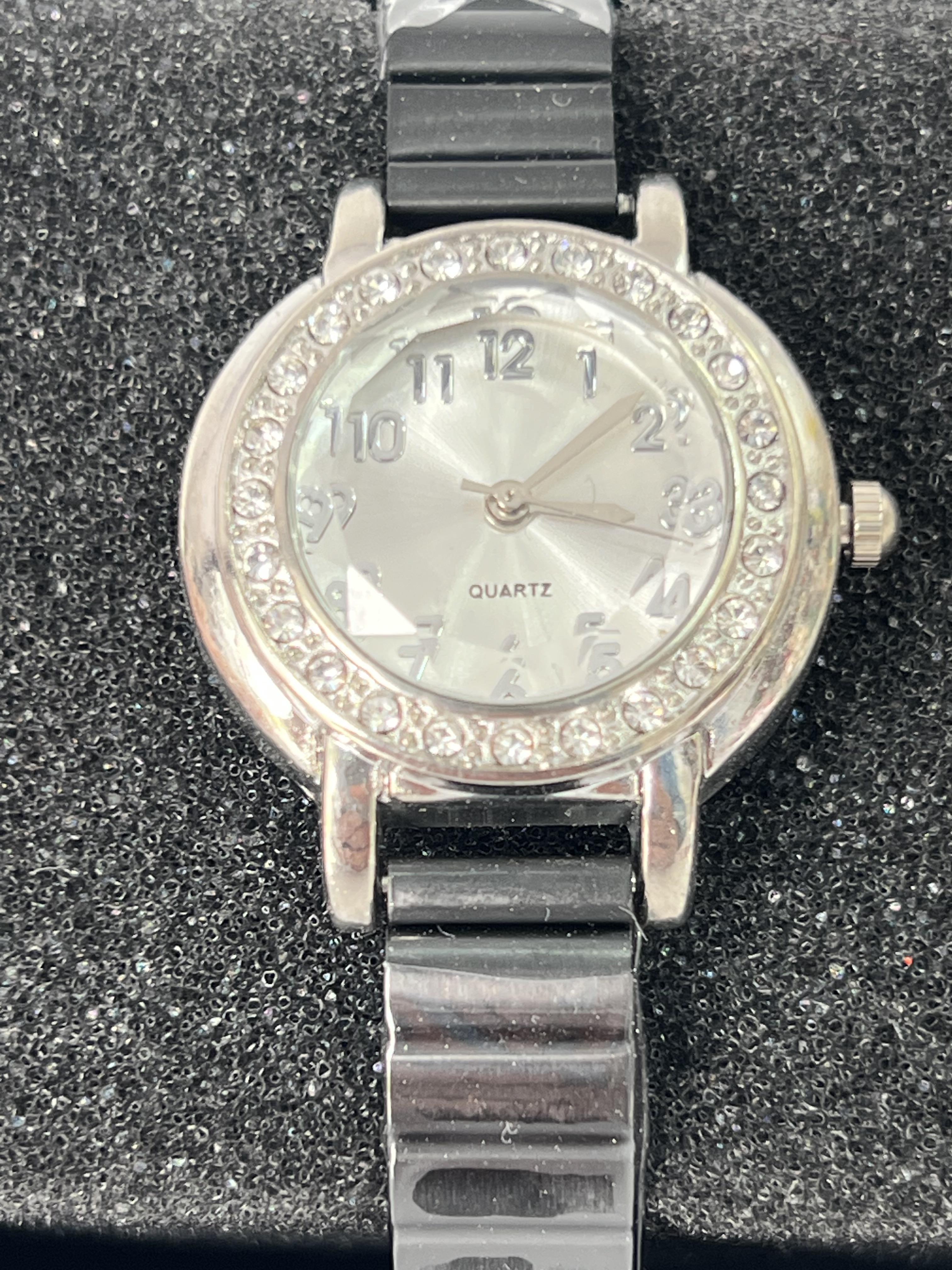 Taşlı siyah kordon kadın kol saati