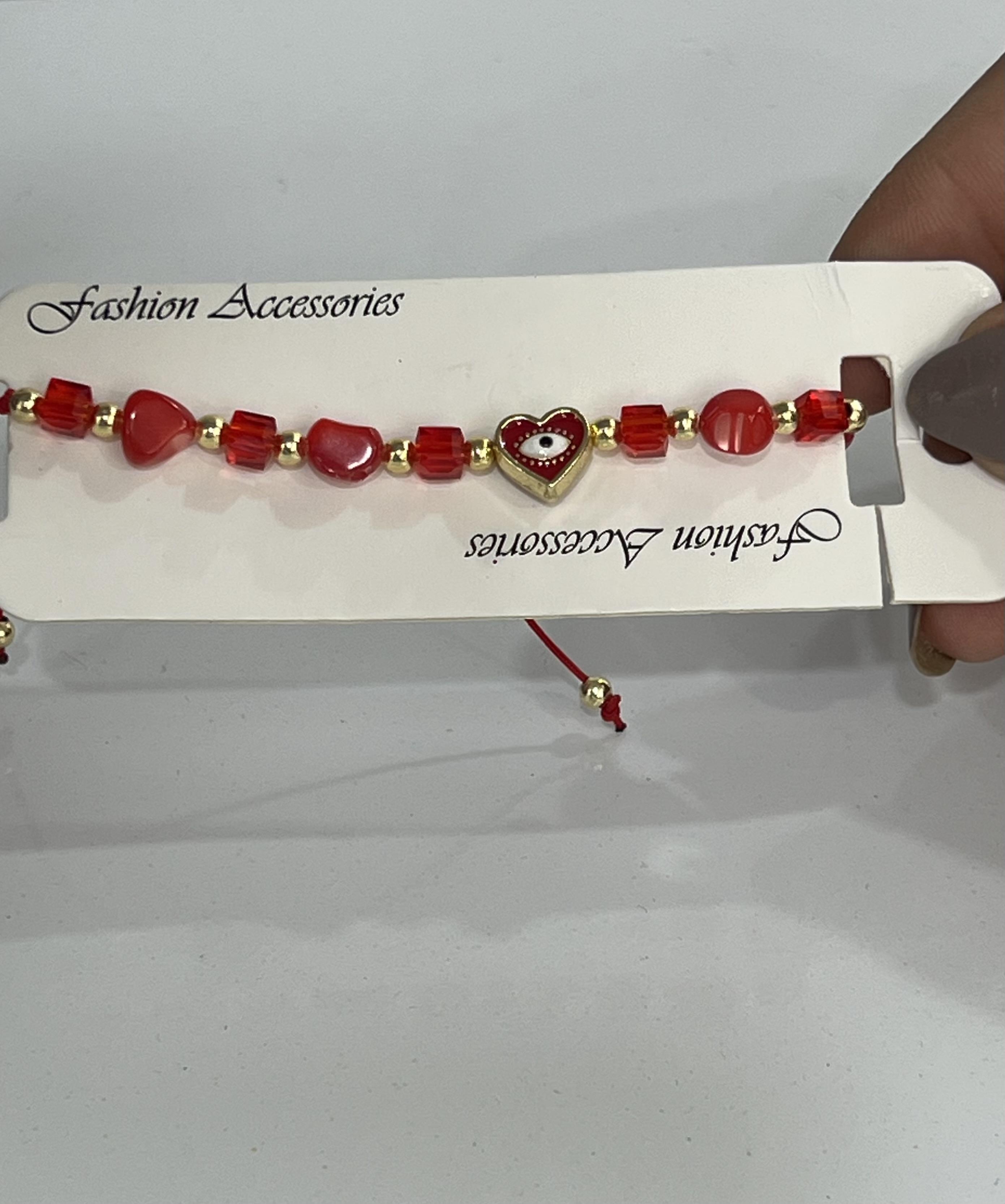 Kırmızı boncuklu nazarlı kalp detay bileklik