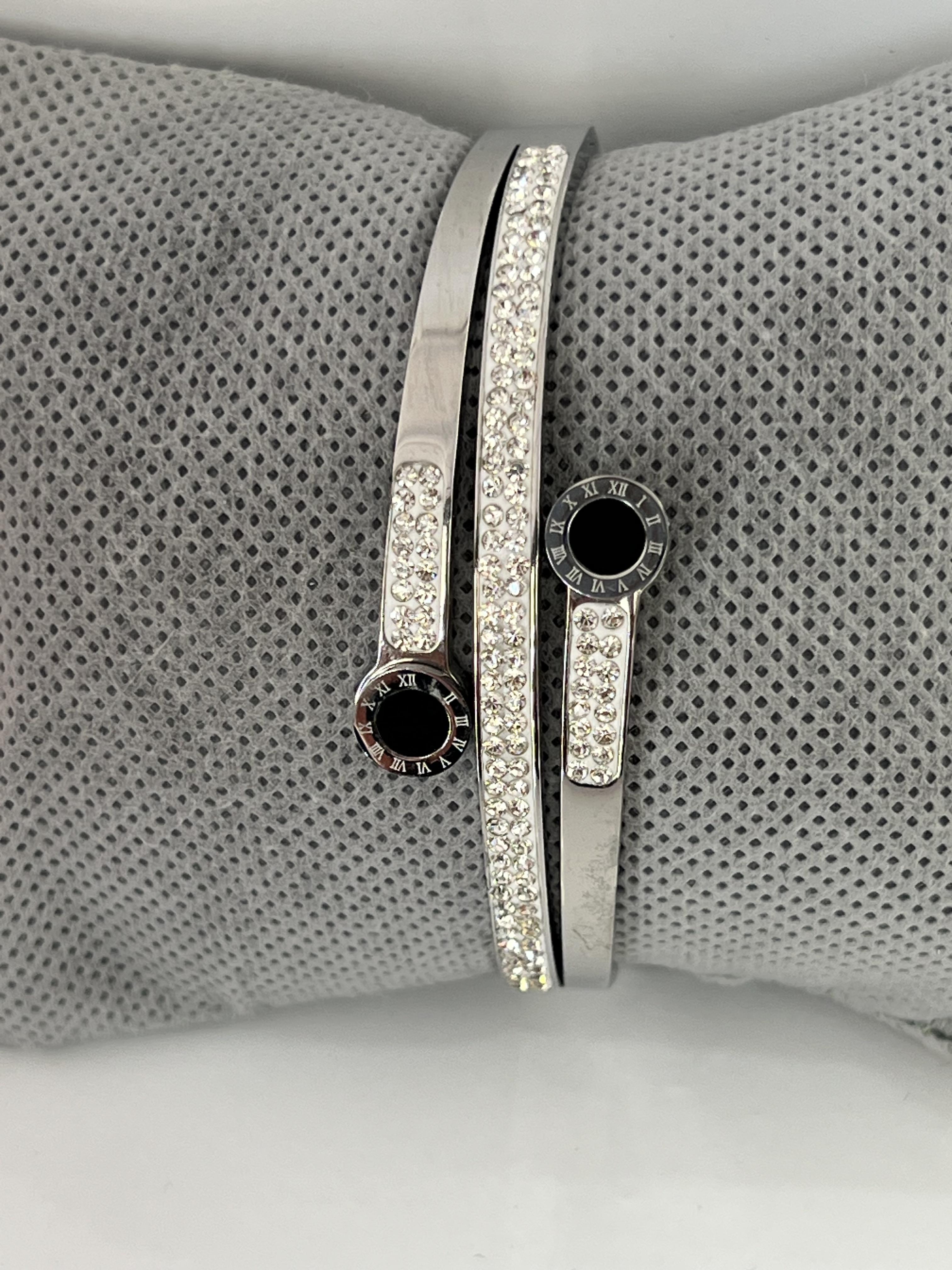 Gümüş renk taşlı çelik kelepçe