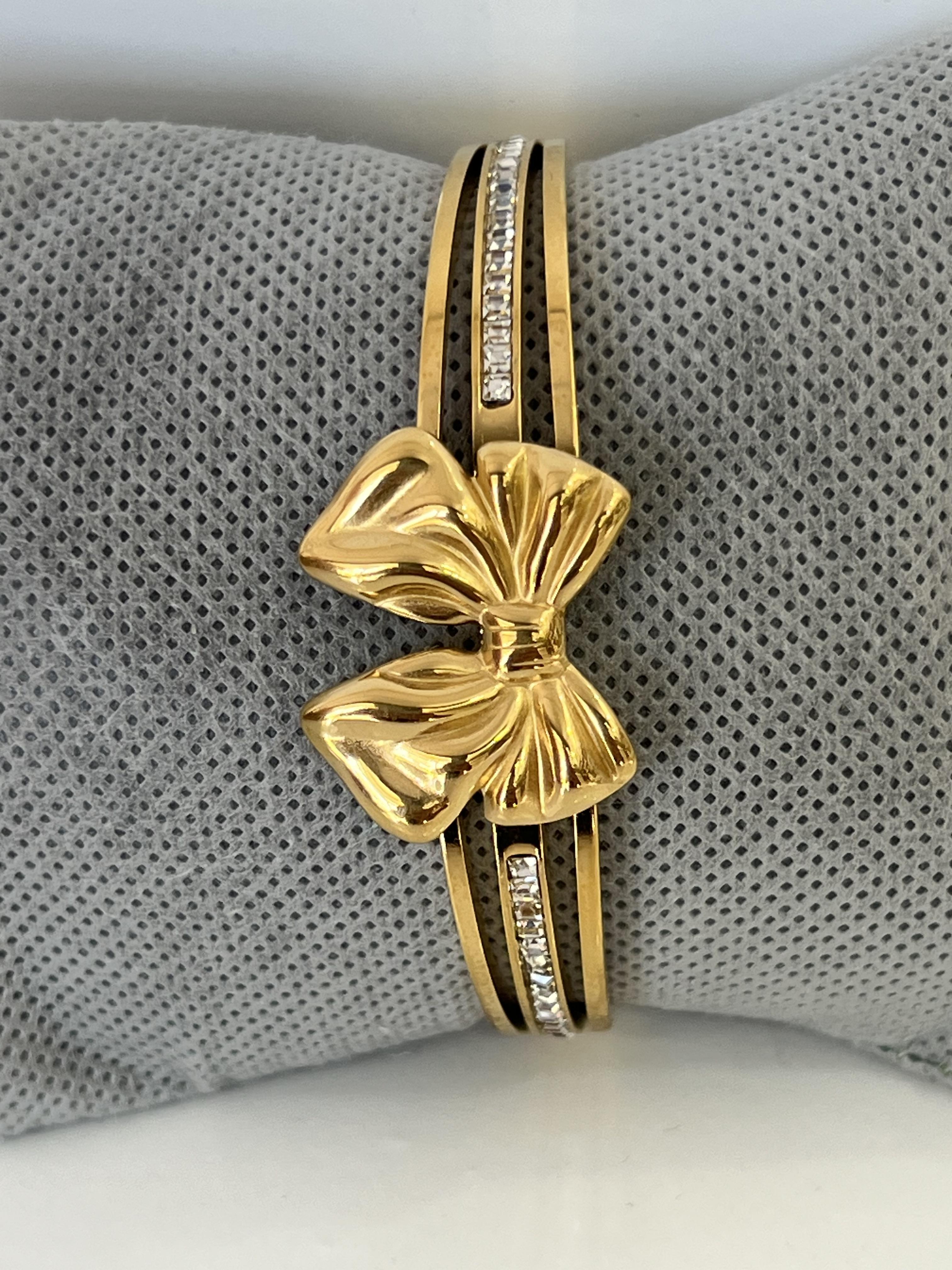 Kurdele model gold renk taşlı çelik kelepçe