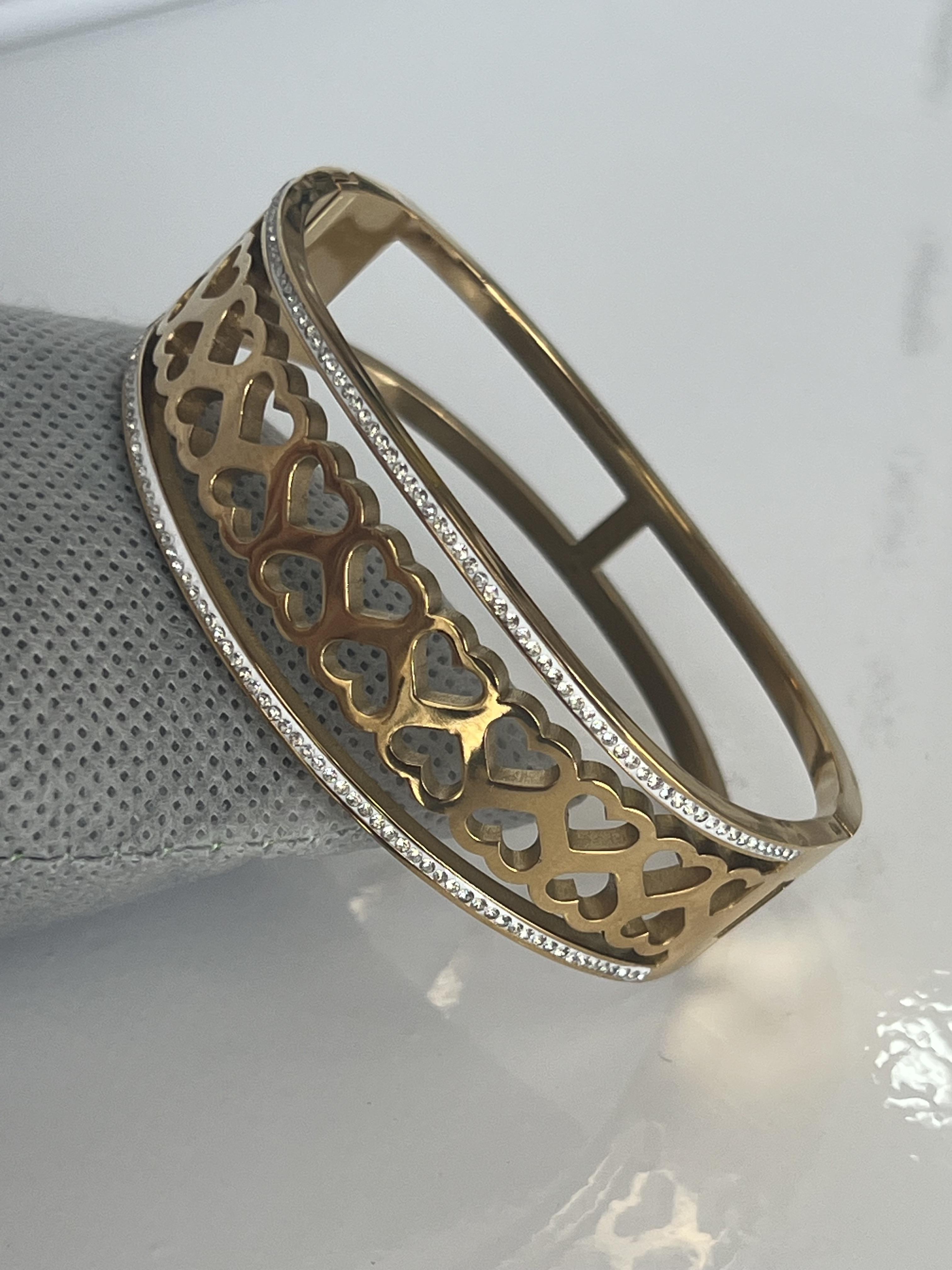 Kalp detay taşlı gold çelik kelepçe