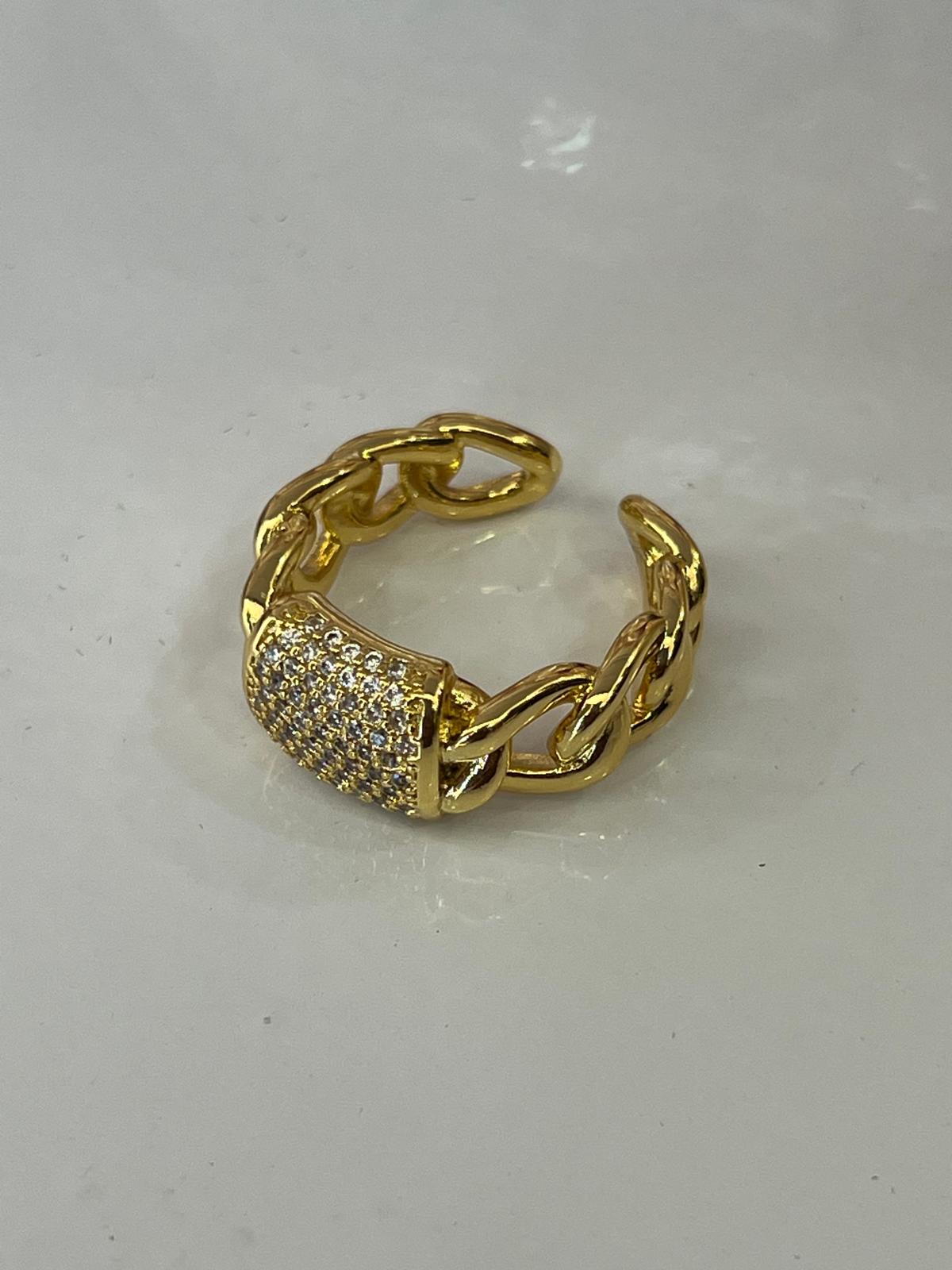 Örgü halka detaylı taşlı gold çelik yüzük