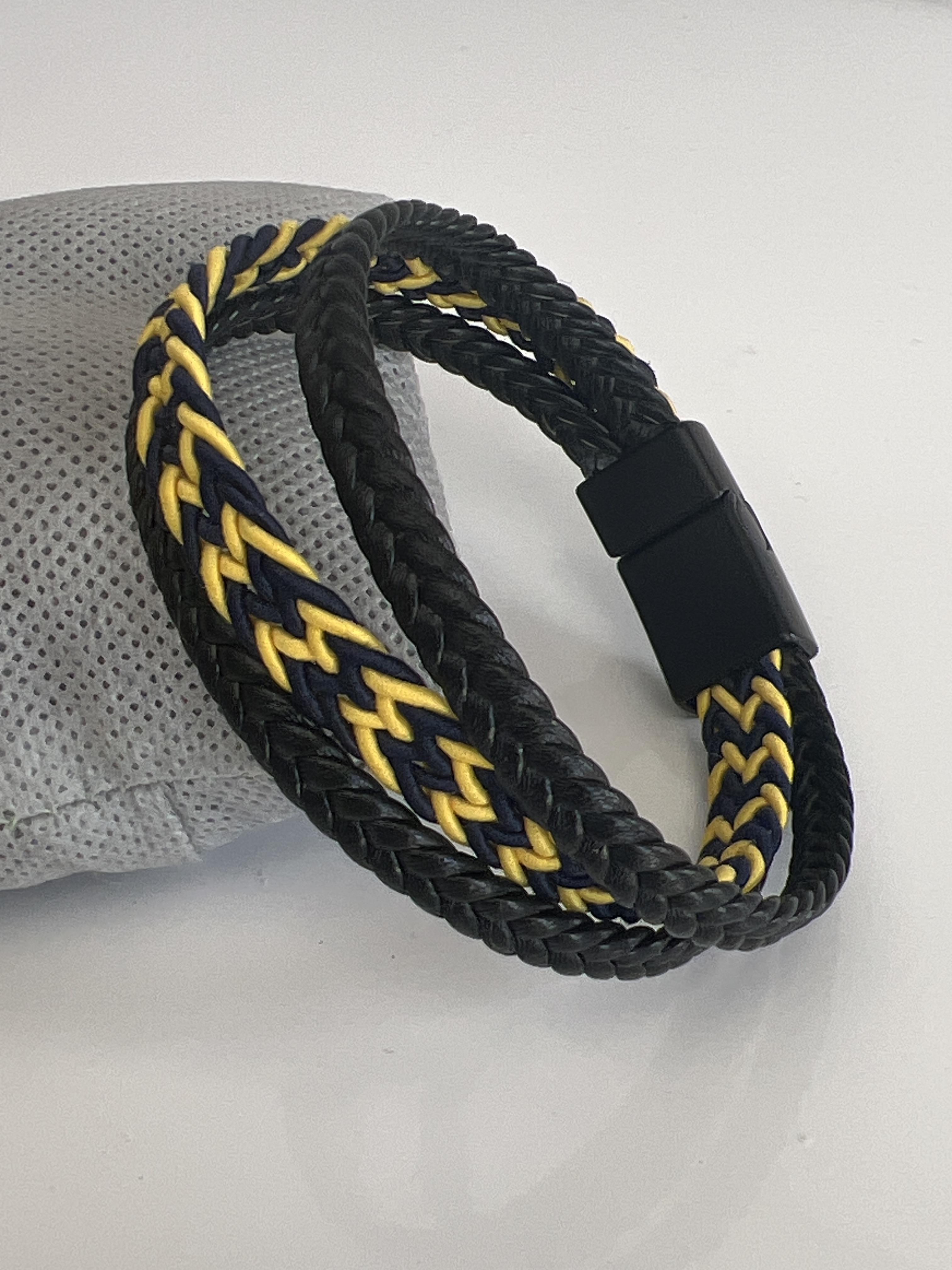 Sarı ve lacivert örgülü siyah deri bileklik