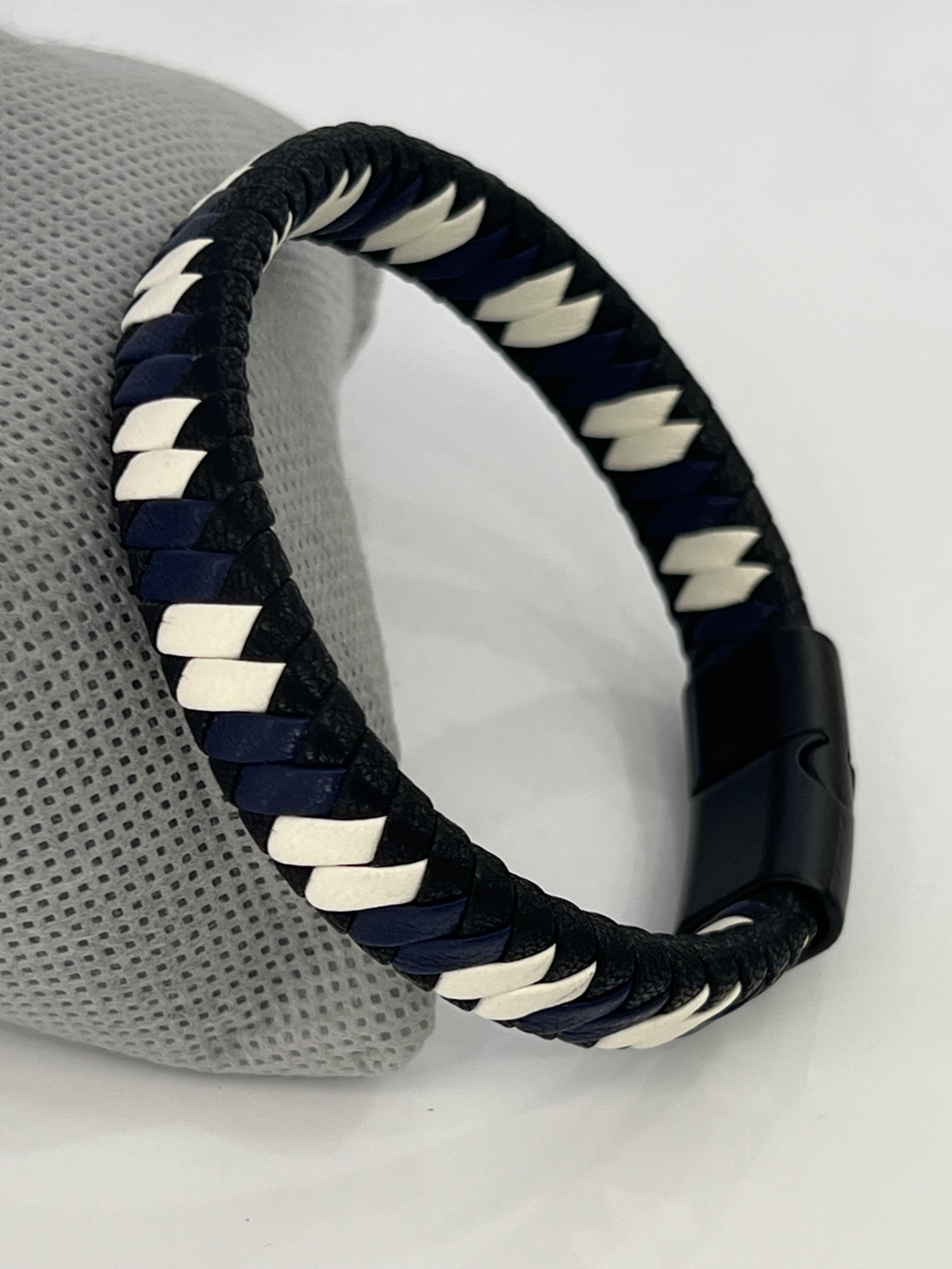 Lacivert ve beyaz detay siyah deri bileklik