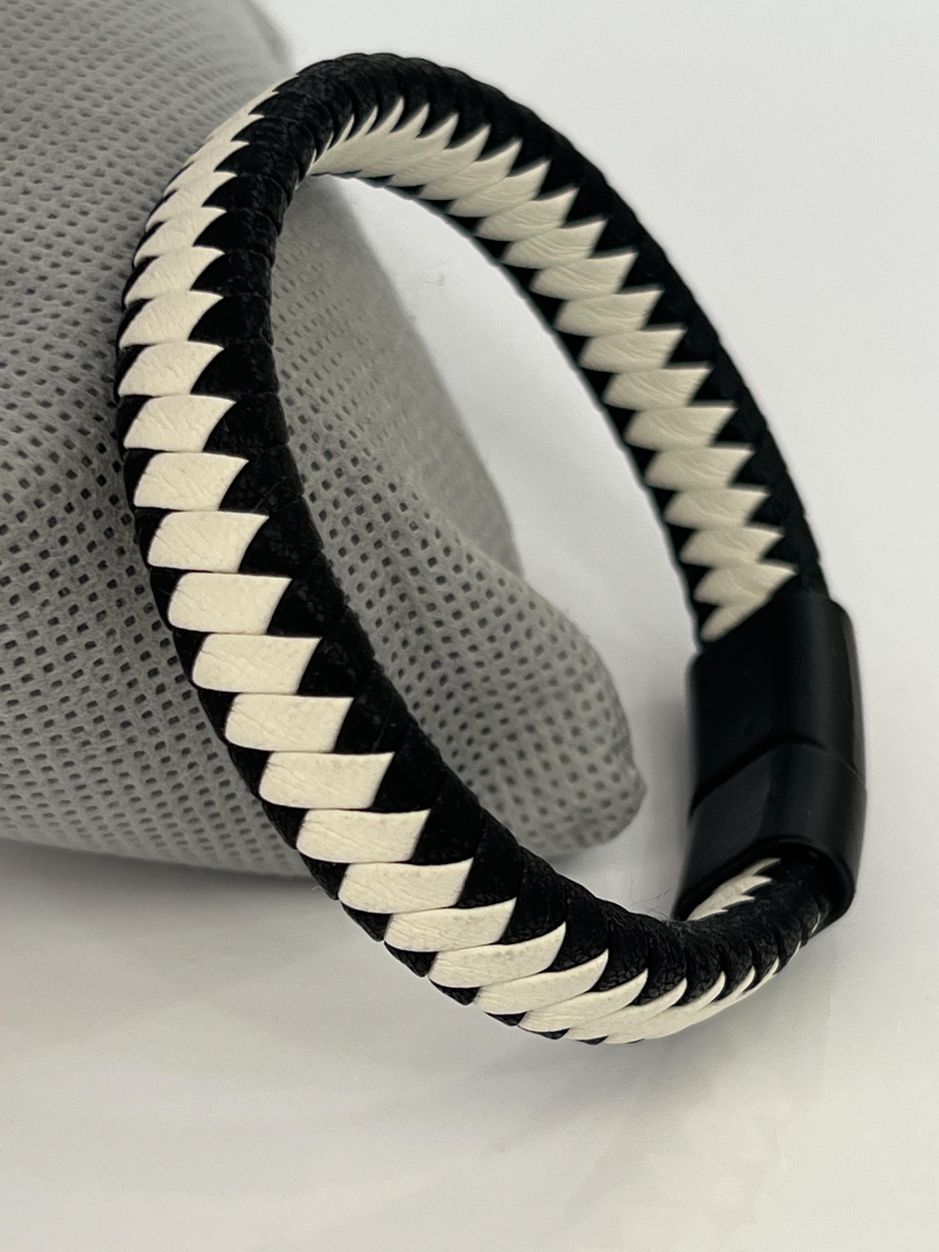 Beyaz işleme detaylı siyah deri erkek bileklik