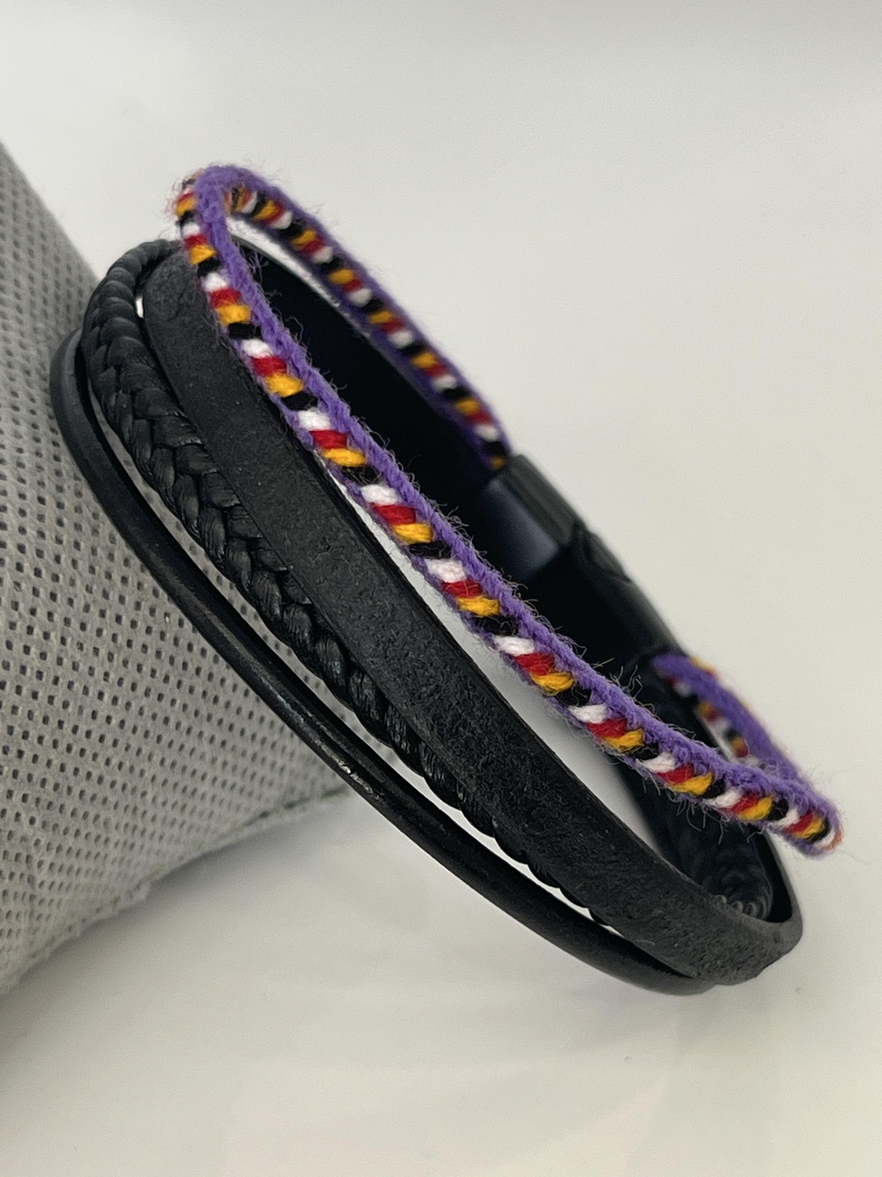 Mor işlemeli siyah deri erkek bileklik