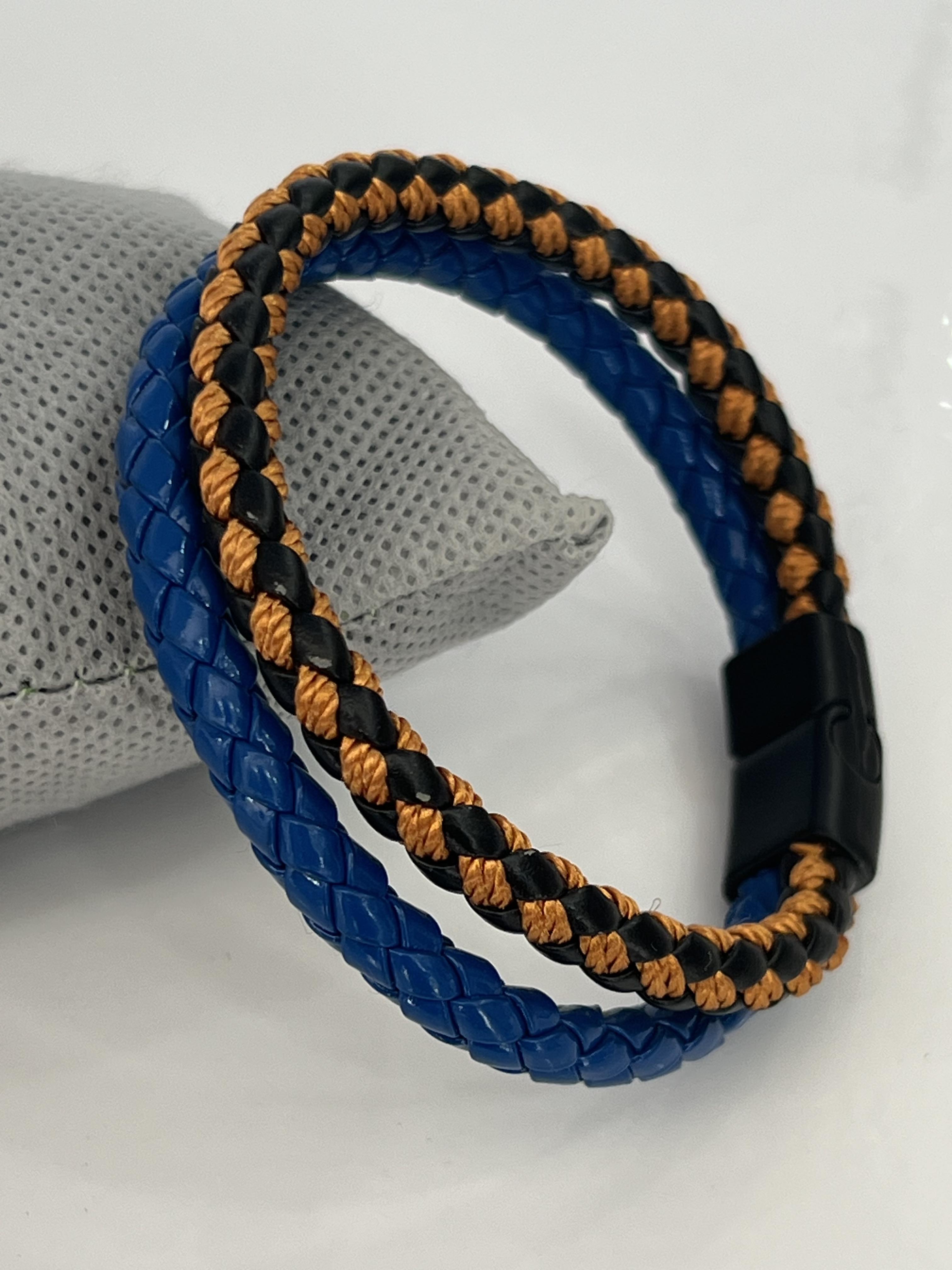 Lacivert ve turuncu renk tonlarında deri bileklik