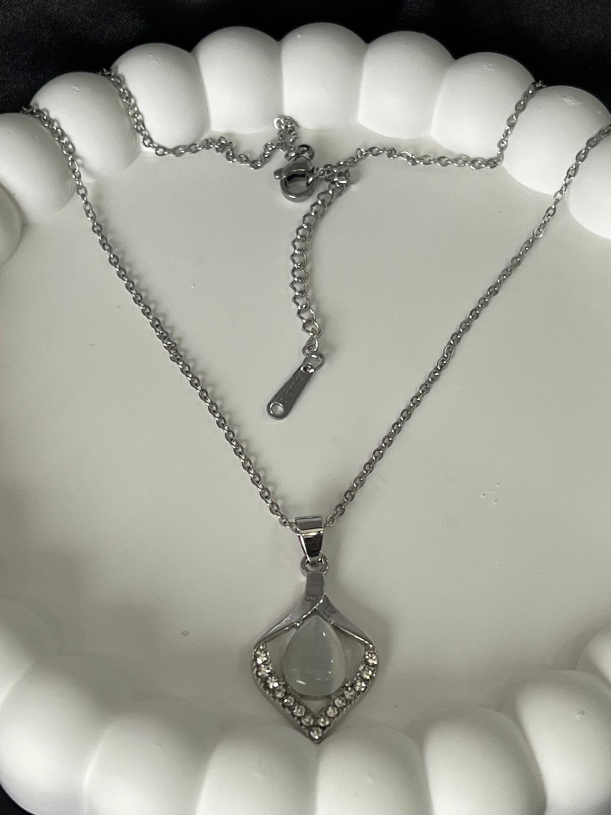 Ortası inci taşlı gümüş çelik kolye