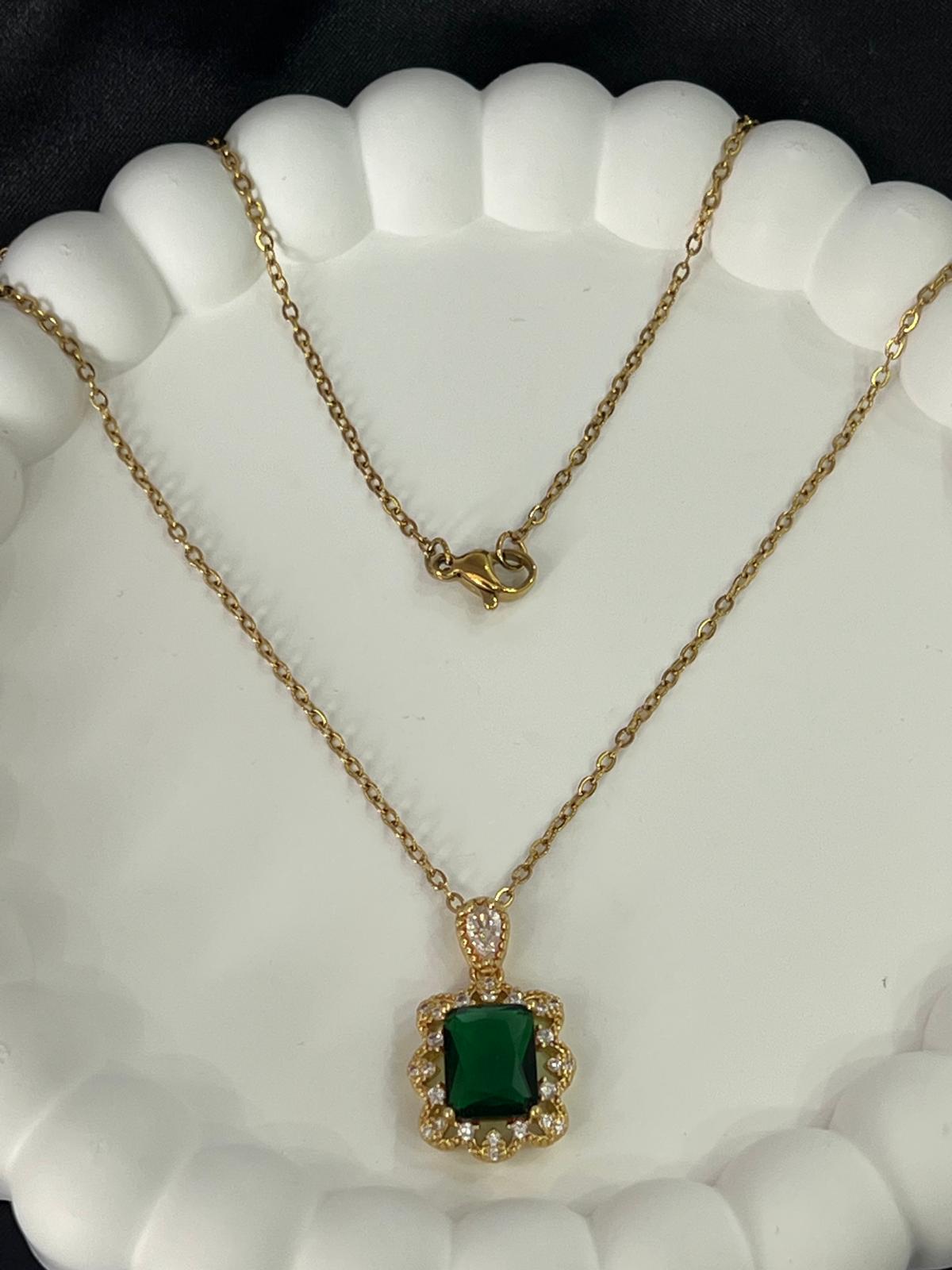 Yeşil zümrüt taş detay gold çelik kolye