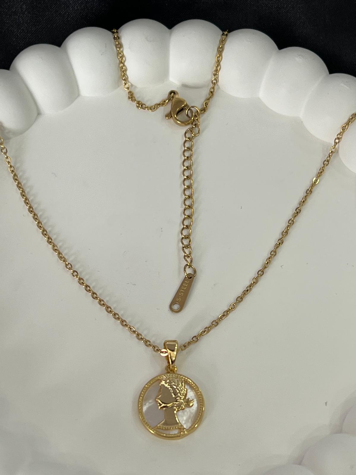 Kadın çizimi detay gold renk çelik kolye