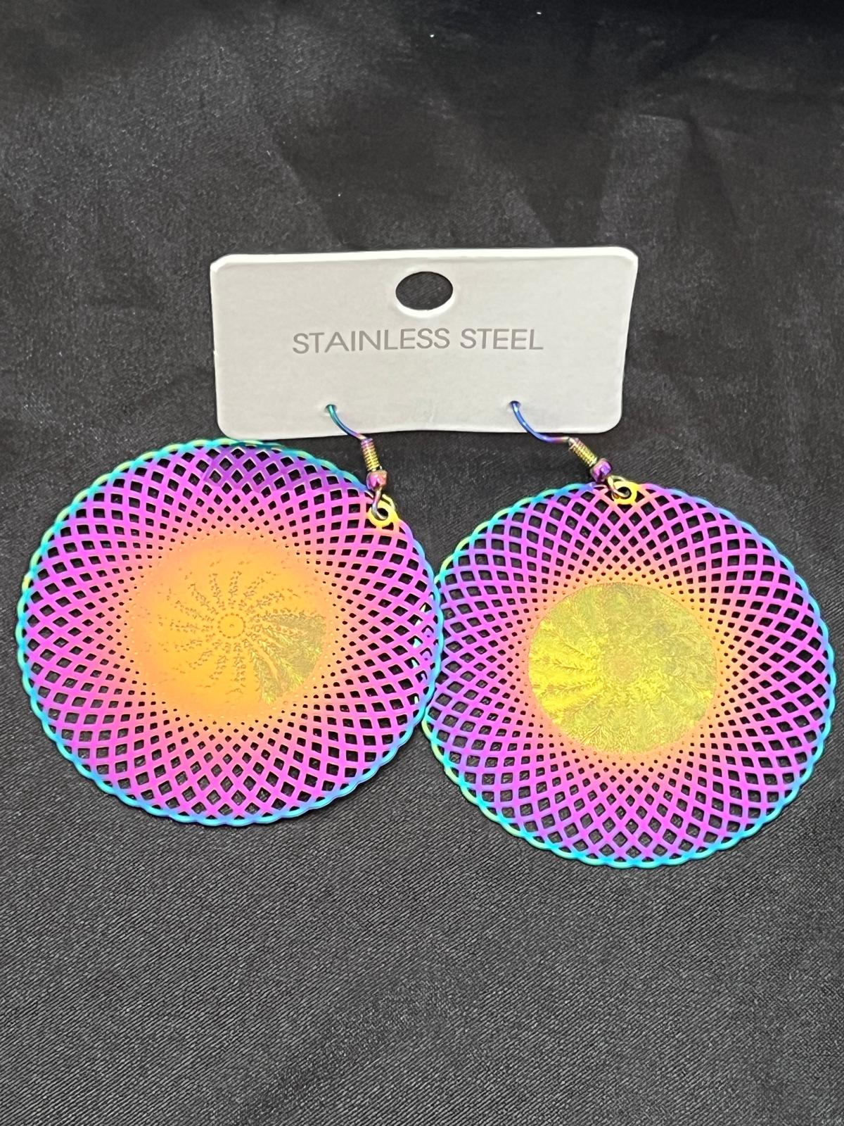 Yansımalı çelik küpe