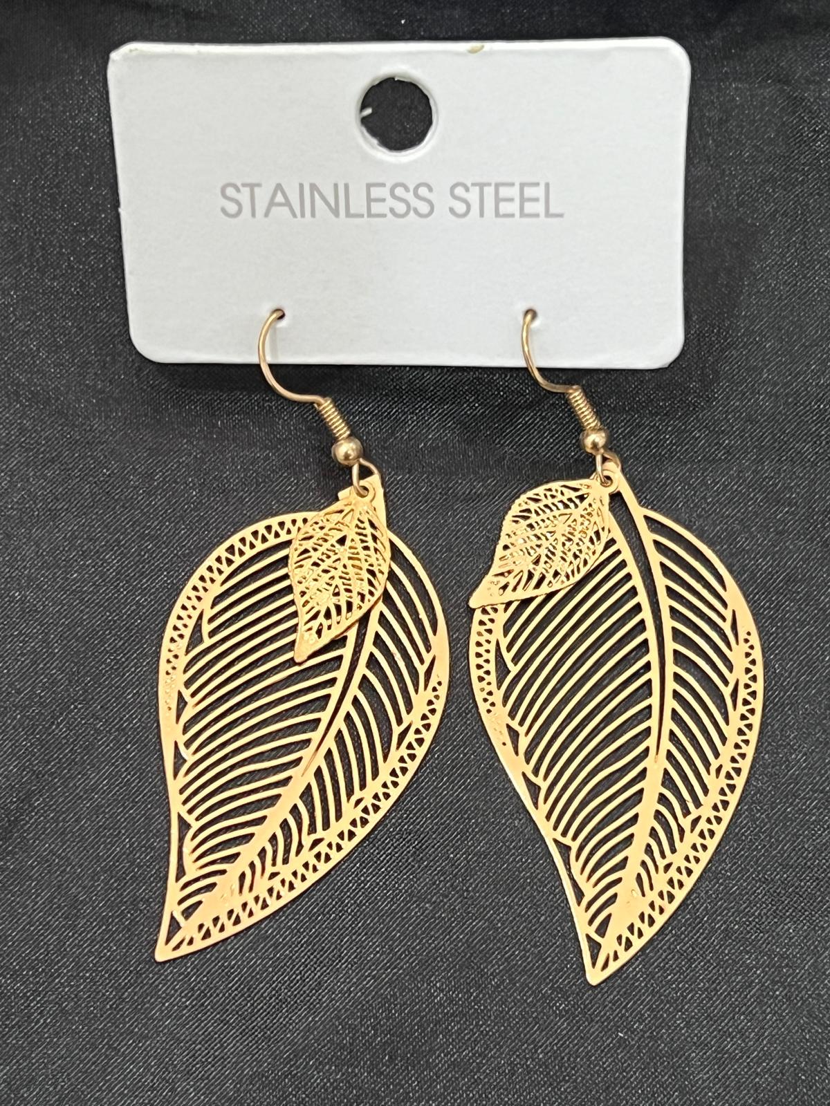 Yaprak model çelik küpe