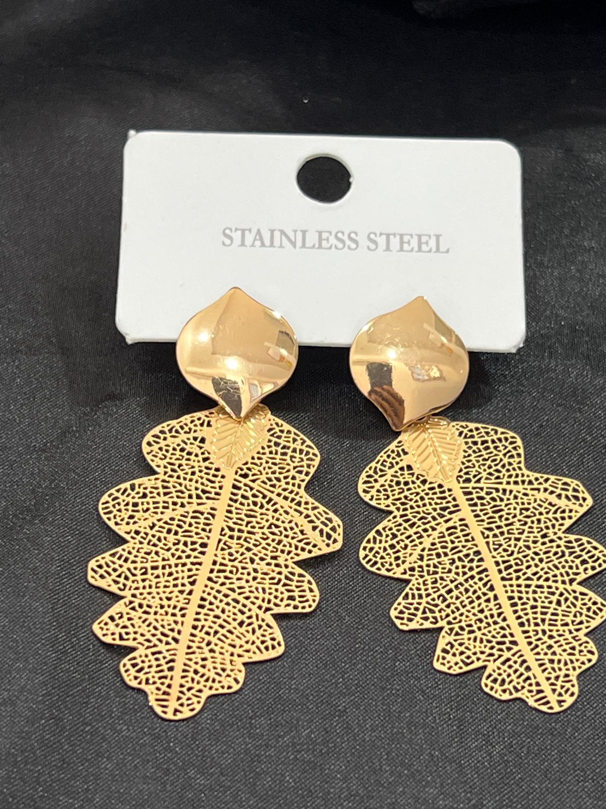 Yaprak model çelik küpe