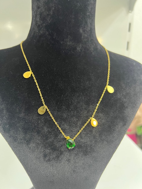 Yeşil taş detaylı Çelik kolye