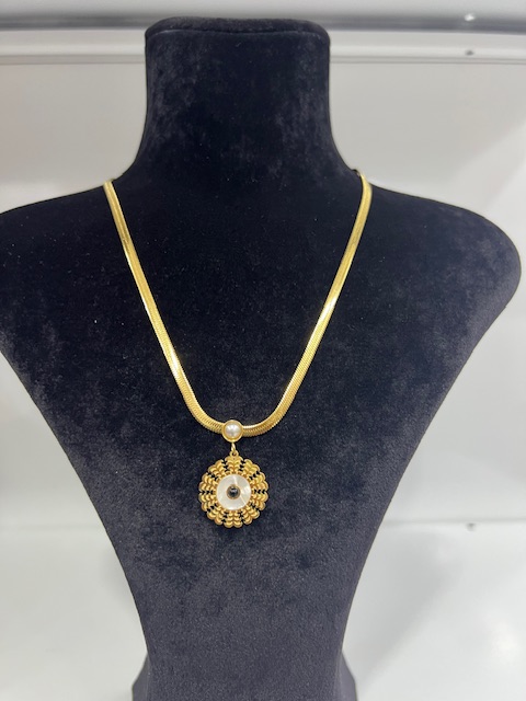 Beyaz taş detaylı çelik kolye