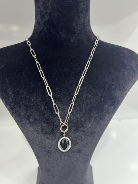 Siyah taş detaylı çelik kolye